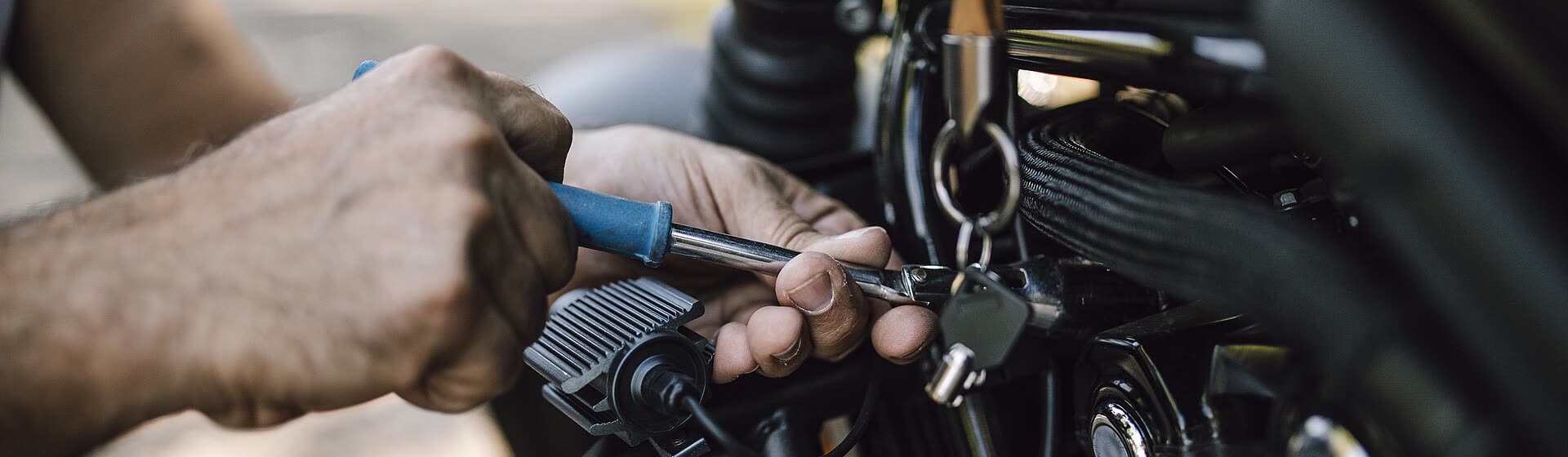 Un técnico trabajando en un motor con una carraca